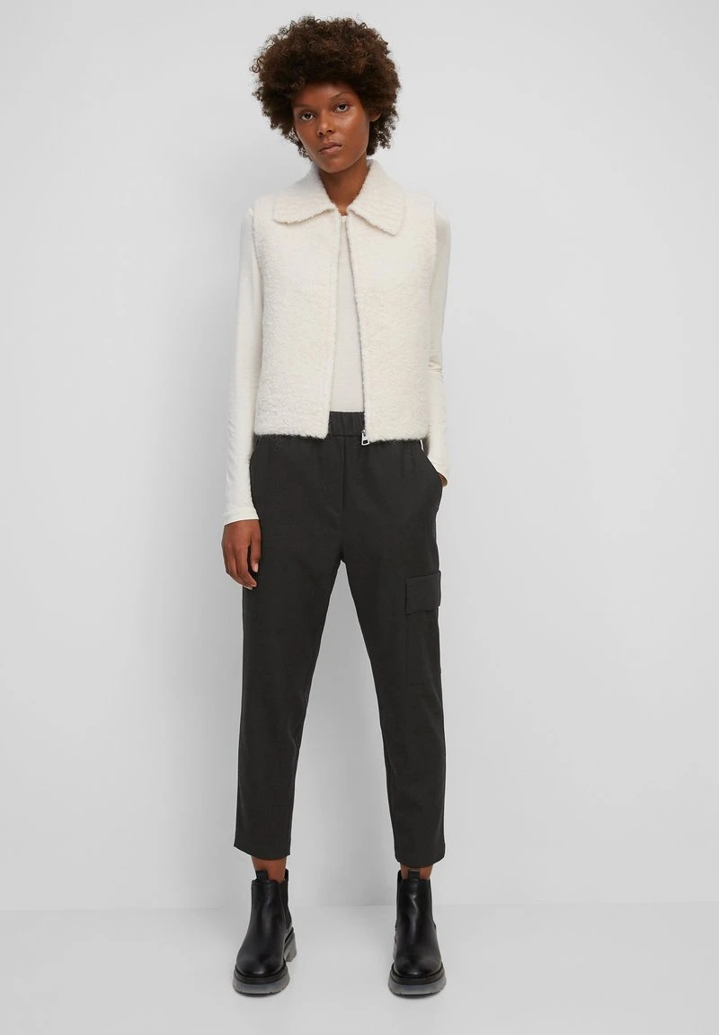 Marc O'Polo TAILORED JOGG-PANTS AUS VISKOSE-WOLLE-MIX - Cargohose - Black 4 Marc O'Polo TAILORED JOGG-PANTS AUS VISKOSE-WOLLE-MIX - Cargohose - Black – Bild 2