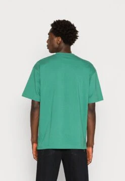 Marc O'Polo DENIM SHORT SLEEVE CHEST POCKET - T-Shirt Basic - Green Depths 10 Marc O'Polo DENIM SHORT SLEEVE CHEST POCKET - T-Shirt Basic - Green Depths -Marc OPolo Geschaft f13a480d2567404dbf5b7ba303f67895