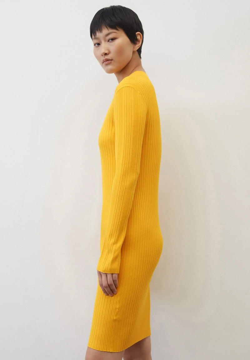 Marc O'Polo LONGSLEEVE, SMALL STAND-UP COLLAR - Strickkleid - Morning Sun 6 Marc O'Polo LONGSLEEVE, SMALL STAND-UP COLLAR - Strickkleid - Morning Sun – Bild 4