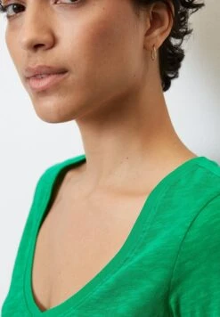 Marc O'Polo SHORT SLEEVE VNECK - T-Shirt Basic - Vivid Green -Marc OPolo Geschaft f8948c0ef7ab42c4a58acd2d0bd6cdbf