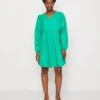 Marc O'Polo DRESS FEMININE STYLE SLEEVE VOLUME V NECK SHORT LENGTH - Freizeitkleid - Vivid Green 1 Marc O'Polo DRESS FEMININE STYLE SLEEVE VOLUME V NECK SHORT LENGTH - Freizeitkleid - Vivid Green -Marc OPolo Geschaft f97737d5059343e0af2f19c241ecfd23