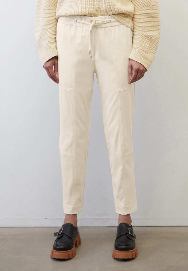 Marc O'Polo TRAVEL MODELL LONTTA AUS - Stoffhose - Chalky Sand 5 Marc O'Polo TRAVEL MODELL LONTTA AUS - Stoffhose - Chalky Sand – Bild 3